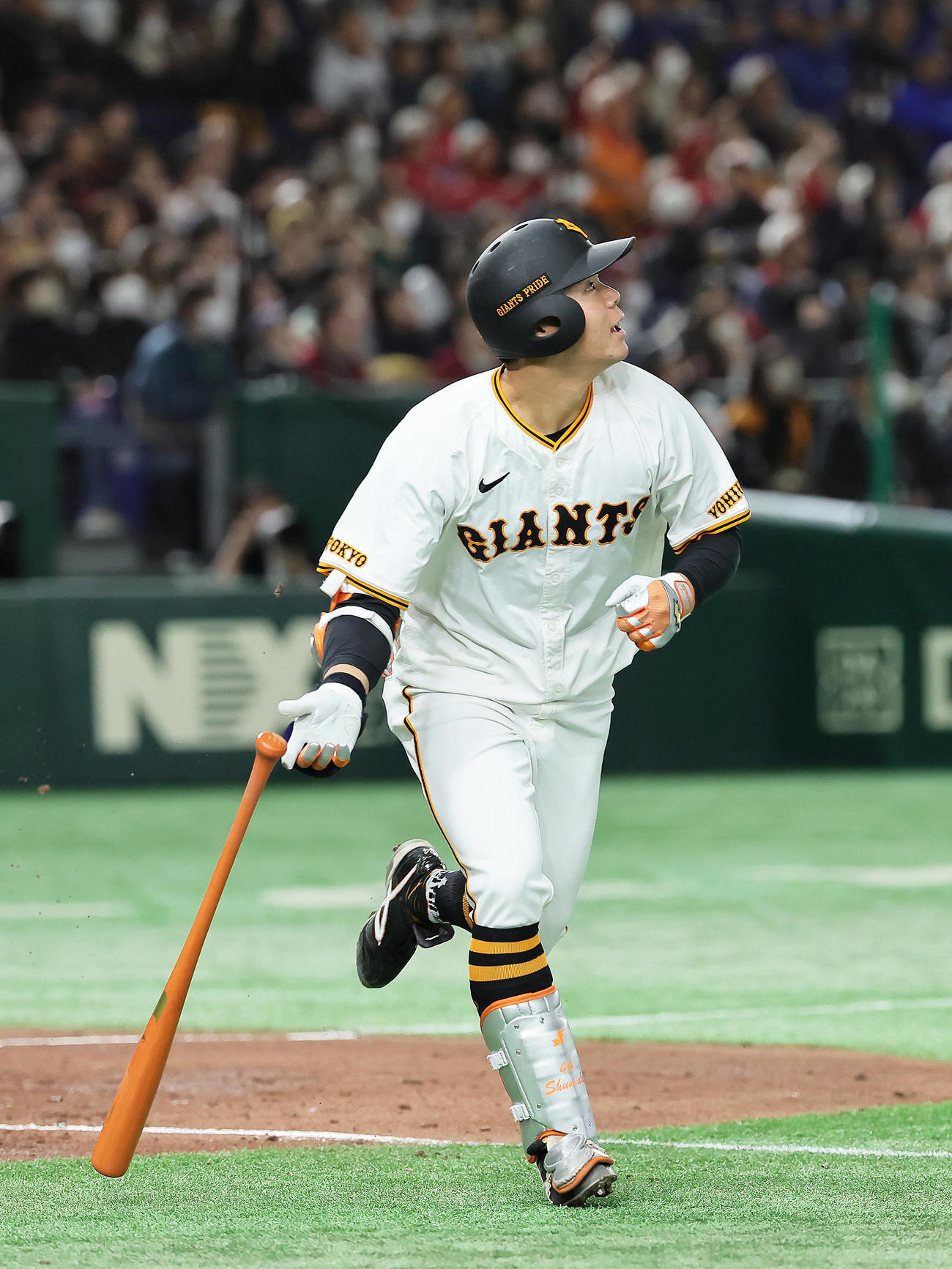 巨人対楽天　5回裏巨人1死一、三塁、佐々木は右犠飛を放つ（撮影・足立雅史）
