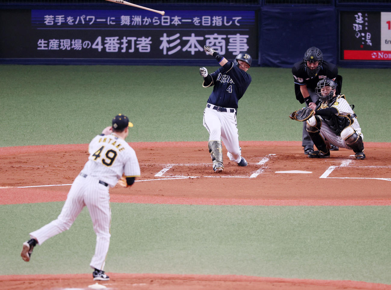 阪神対オリックス　2回表オリックス1死、森は三振に倒れバットをベンチの中へ飛ばす。投手は大竹（撮影・加藤哉）