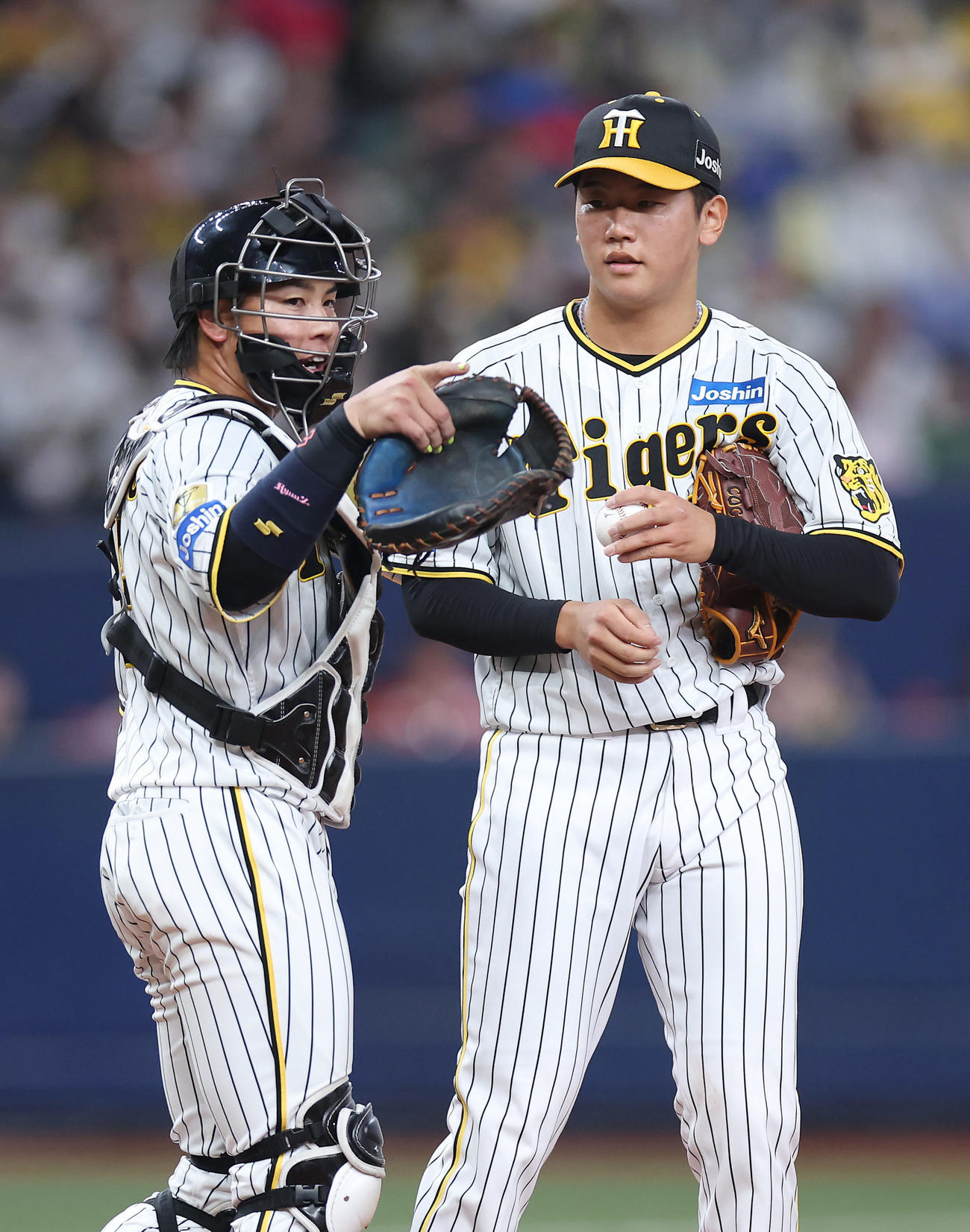 阪神対オリックス　6回表オリックス1死三塁、西川に適時打を浴び、梅野（左）と言葉を交わす門別（撮影・前田充）
