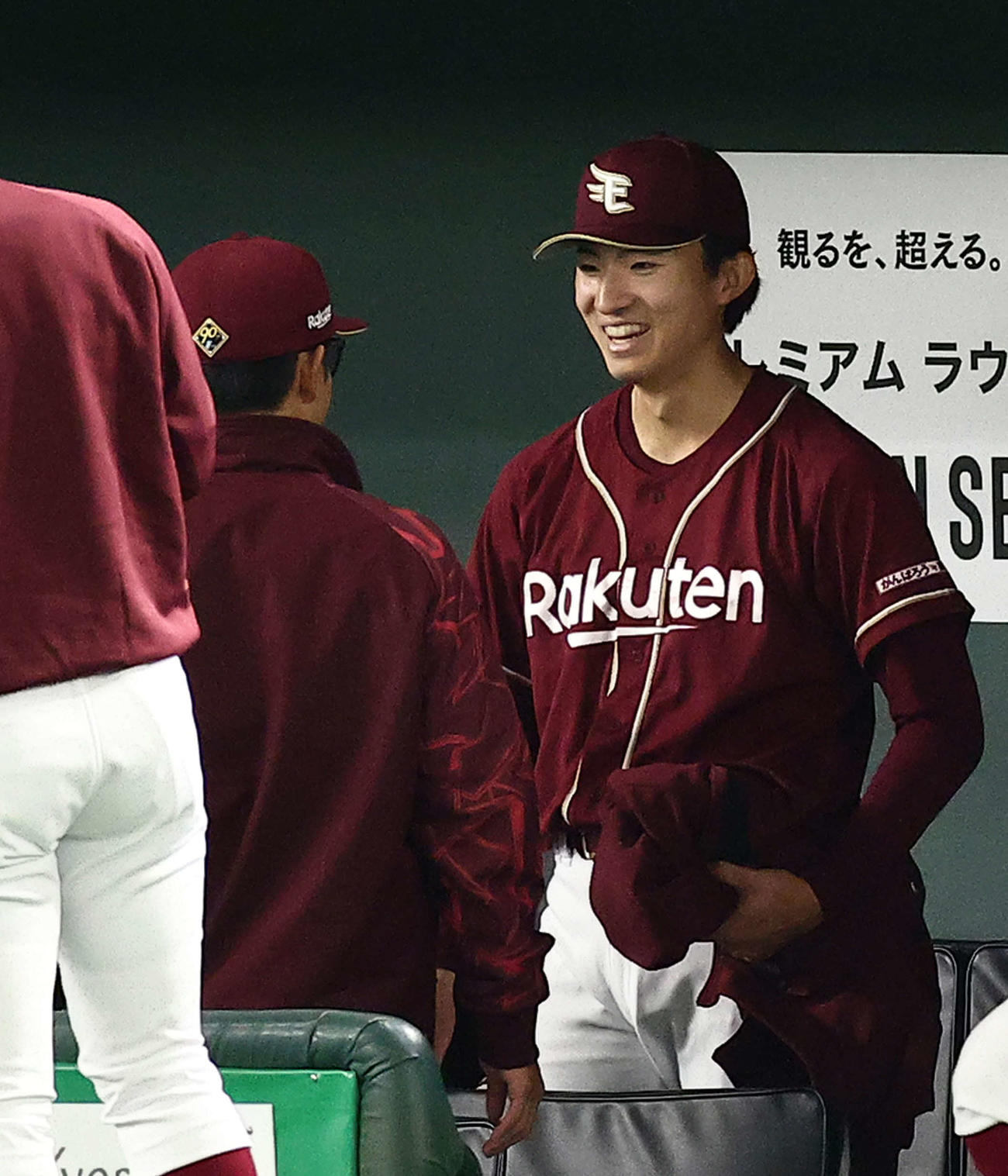 巨人対楽天　4回裏巨人2死一塁、降板し、ベンチで今江監督（左）と笑顔で言葉を交わす荘司（撮影・河田真司）