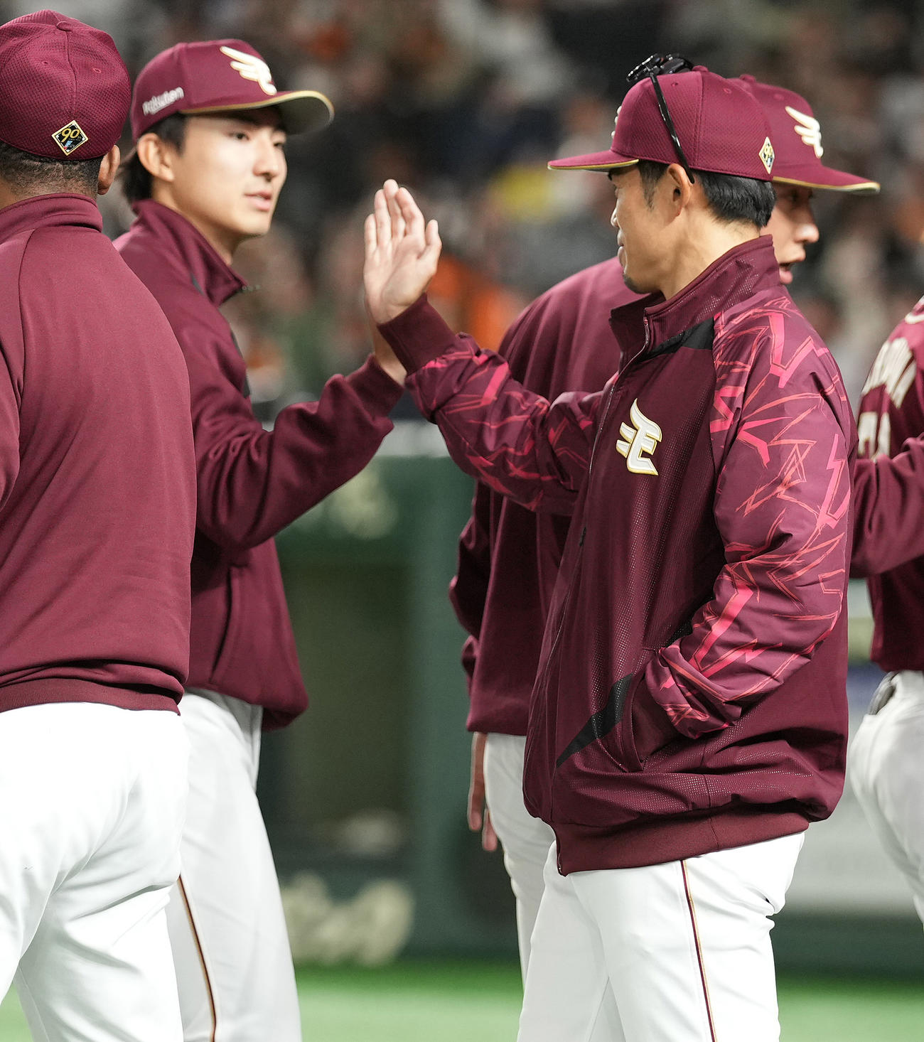 巨人対楽天　巨人と引き分け、荘司（左奥）らナインを迎える楽天今江監督（撮影・鈴木みどり）