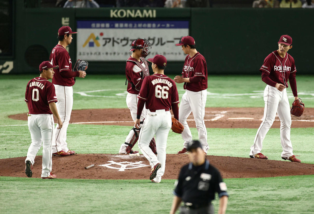 巨人対楽天　4回裏巨人2死一塁、降板する荘司（右）（撮影・河田真司）