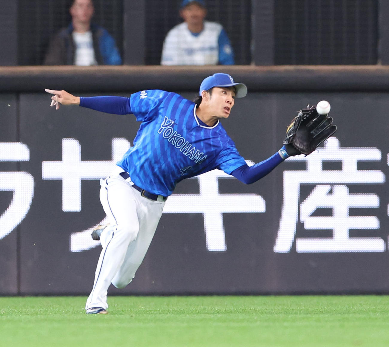 日本ハム対DeNA 4回裏日本ハム1死一、二塁、野村の打球を好捕する度会（撮影・佐藤翔太）