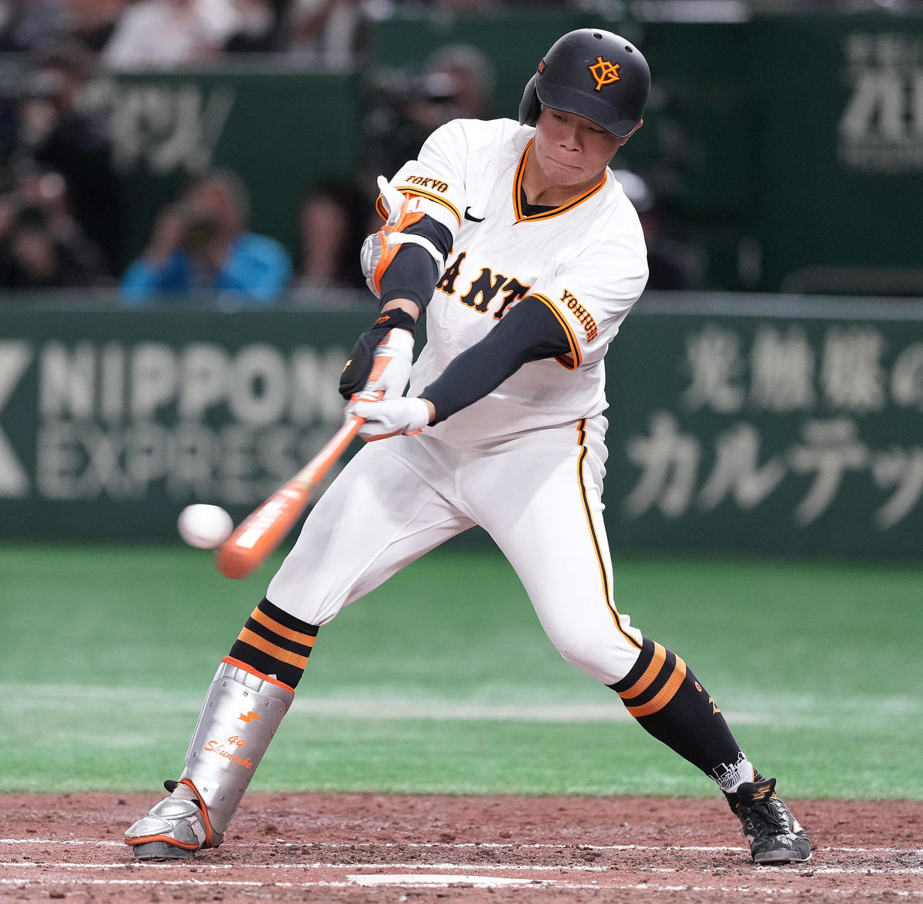 巨人対楽天　5回裏巨人1死一、三塁、先制の右犠飛を放つ佐々木（撮影・鈴木みどり）