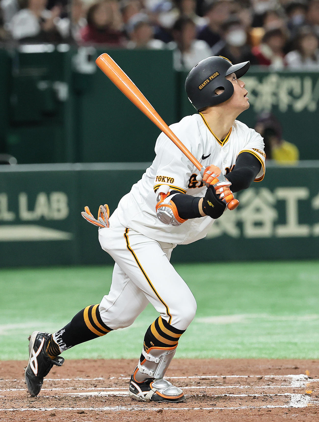 巨人対楽天　5回裏巨人1死一、三塁、佐々木は右犠飛を放つ（撮影・足立雅史）