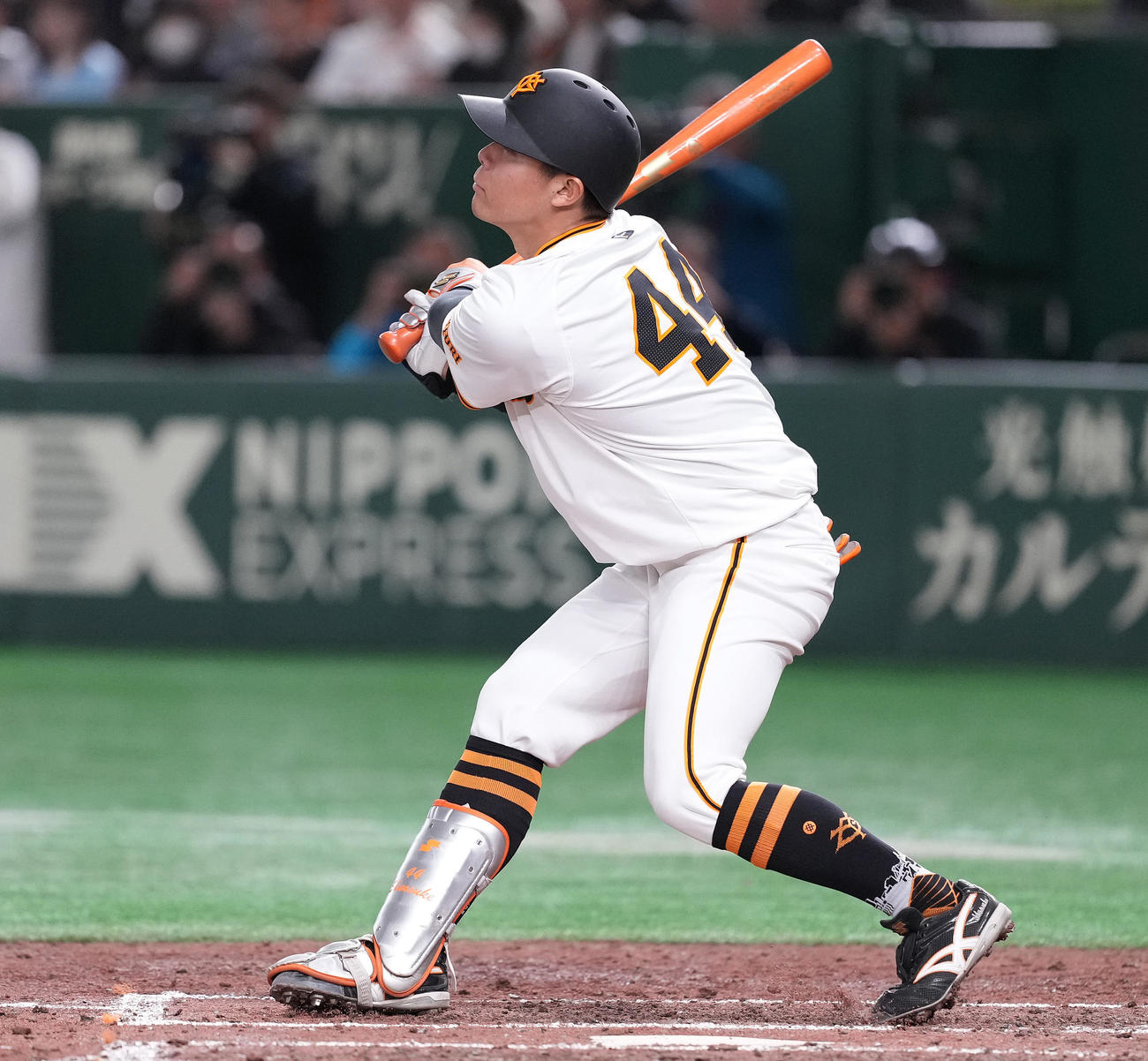 巨人対楽天　5回裏巨人1死一、三塁、先制の右犠飛を放つ佐々木（撮影・鈴木みどり）
