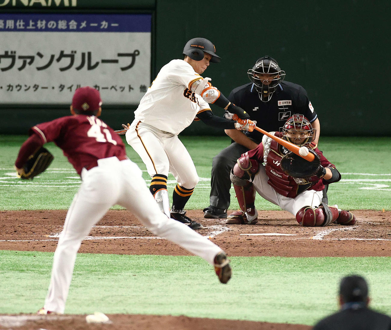 巨人対楽天　5回裏巨人1死一、三塁、右犠飛を放つ佐々木。投手伊藤茉（撮影・河田真司）