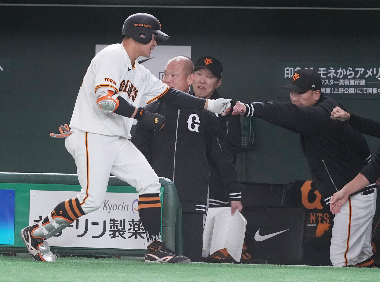 巨人対楽天　5回裏巨人1死一、三塁、先制の右犠飛を放った佐々木（左）はベンチへ戻り阿部監督（右）とタッチを交わす（撮影・鈴木みどり）