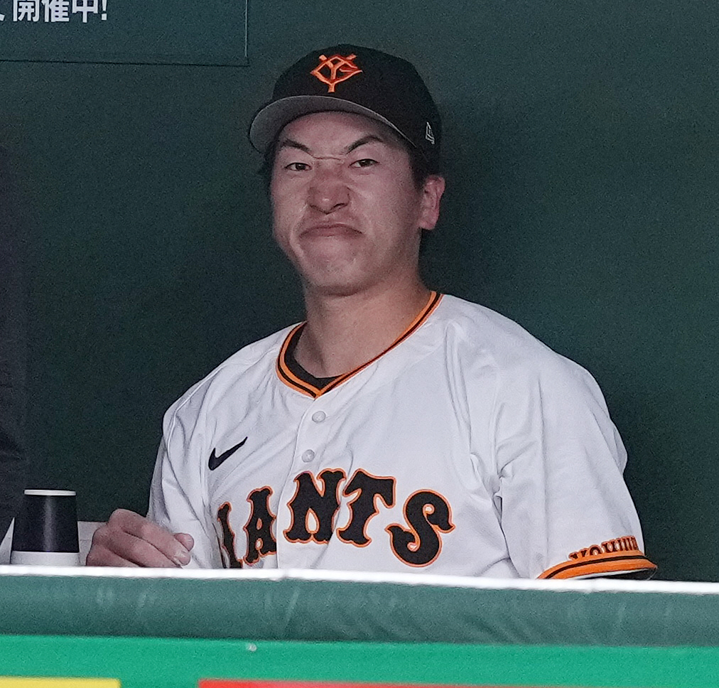 巨人対楽天　9回表を終え、ベンチで顔をしかめる巨人大勢（撮影・鈴木みどり）