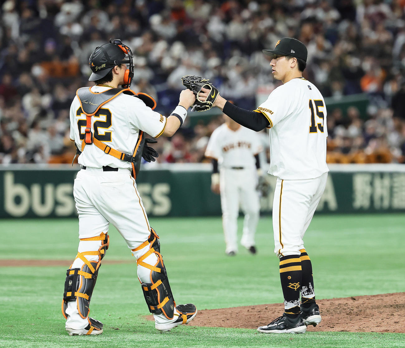 巨人対楽天　9回からマウンドに上がった巨人大勢（右）は小林とタッチを交わす（撮影・足立雅史）