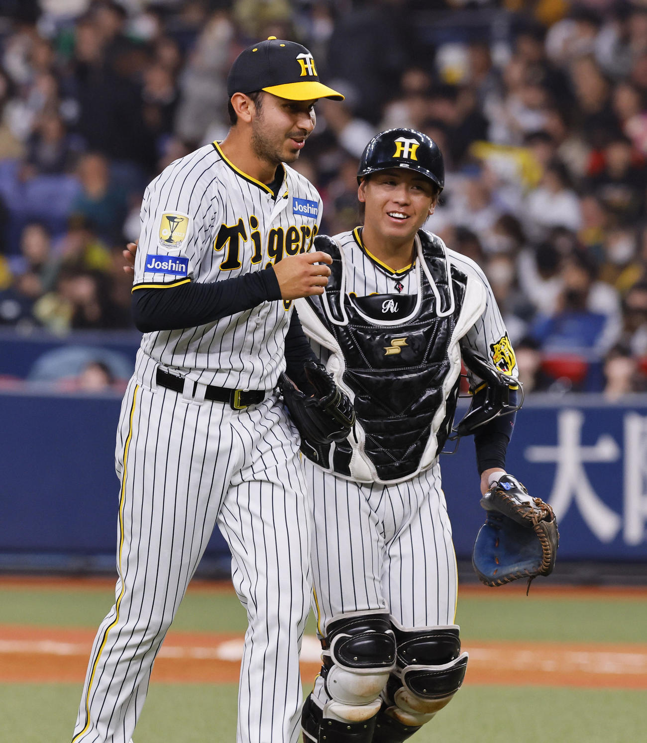 オリックス対阪神　オリックスに勝利し、喜ぶ阪神ゲラ（左）と梅野（撮影・藤尾明華）