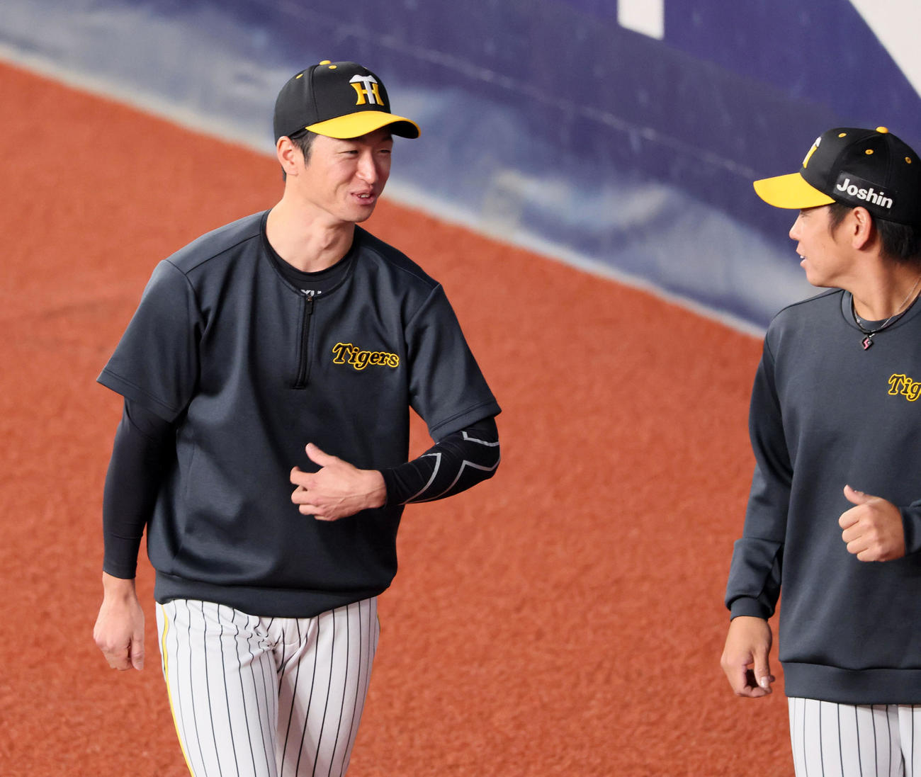 阪神対オリックス　梅野（右）と話しながら外野を歩く近本（撮影・加藤哉）