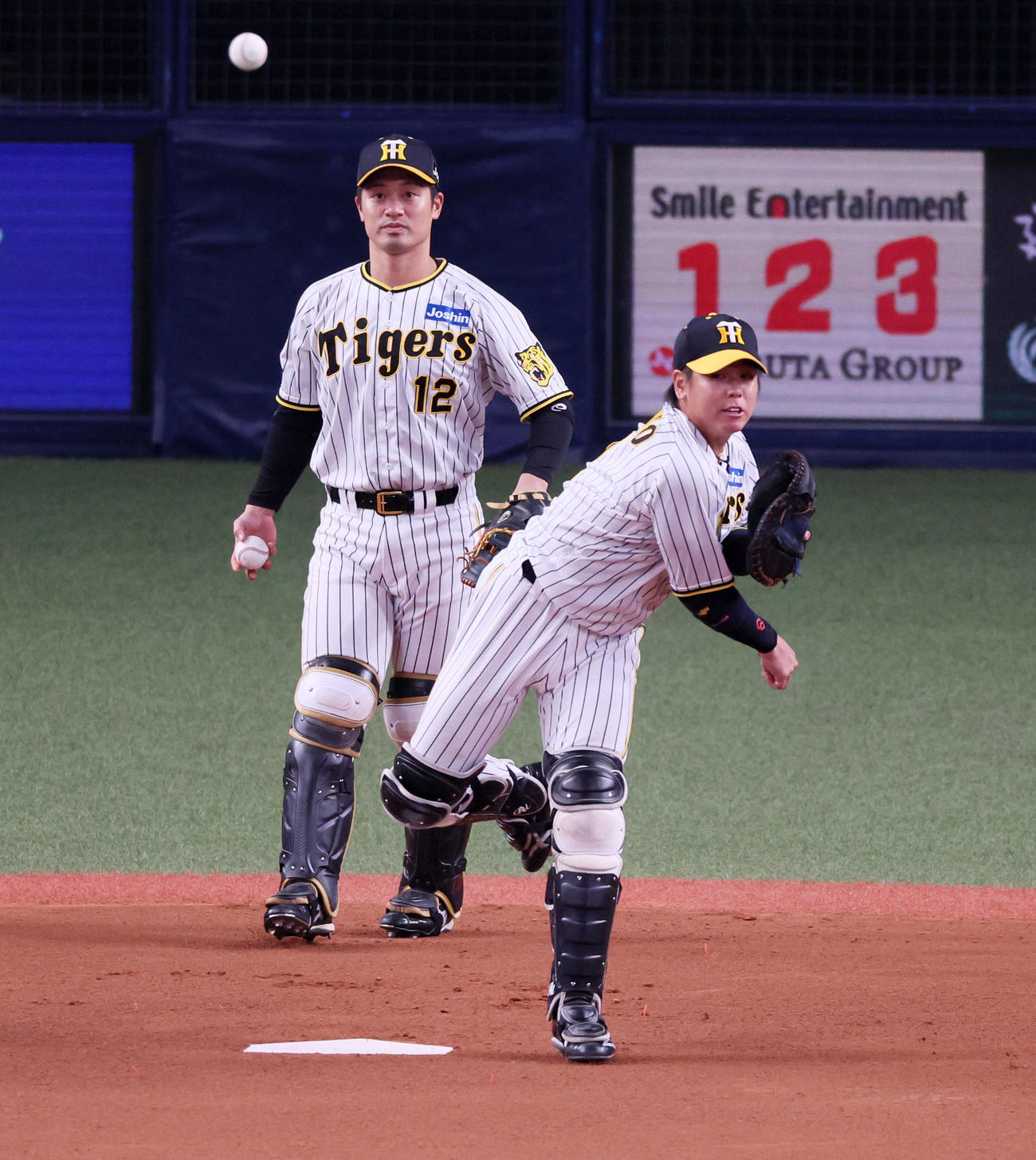 阪神対オリックス　シートノックを行う梅野。左は坂本（撮影・加藤哉）
