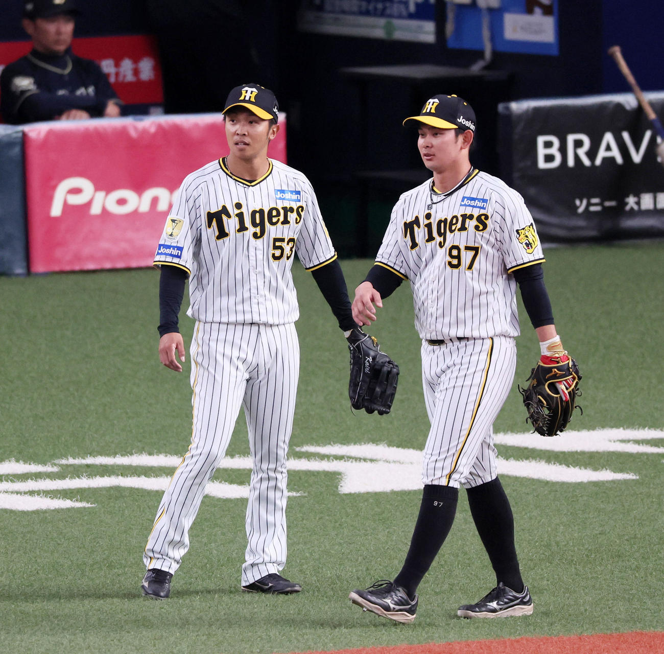 阪神対オリックス　スタメンで出場する島田（左）と野口（撮影・加藤哉）