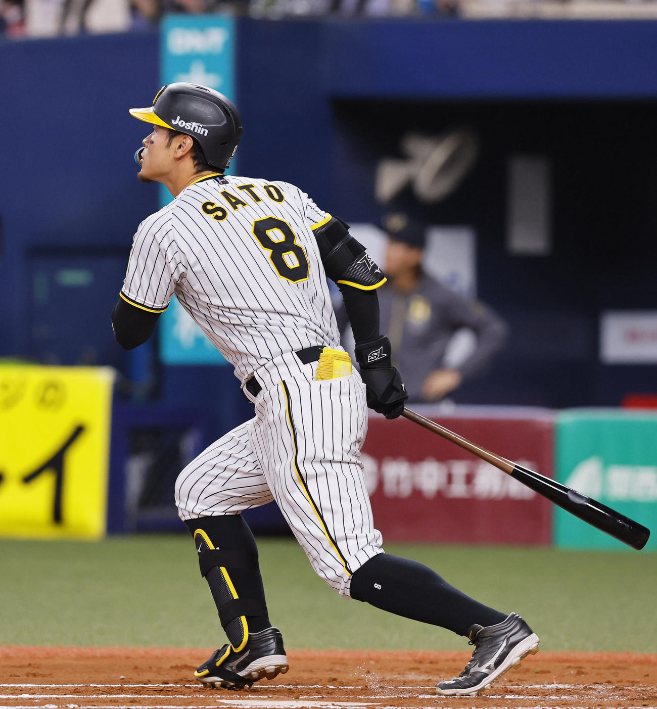 オリックス対阪神　6回裏阪神無死、佐藤輝は右越えに本塁打を放つ（撮影・藤尾明華）