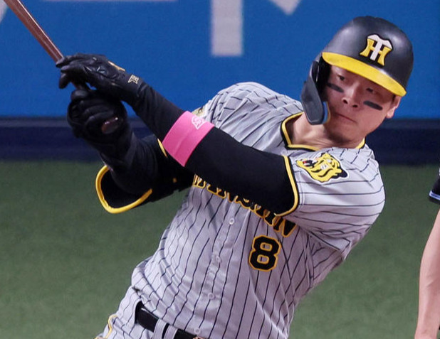 オリックス対阪神　6回表阪神無死、佐藤輝は右前打を放つ。投手は宮城（撮影・加藤哉）