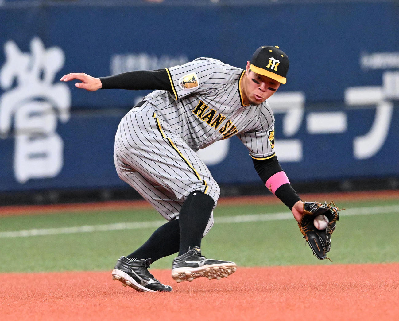 オリックス対阪神　8回裏オリックス1死、頓宮の三塁への打球を処理する佐藤輝（撮影・前岡正明）