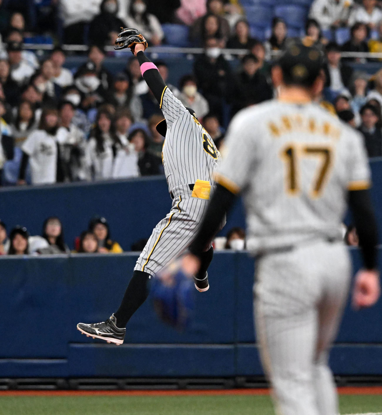 オリックス対阪神　1回裏オリックス2死満塁、紅林の三塁への打球を好捕する佐藤輝（撮影・前岡正明）