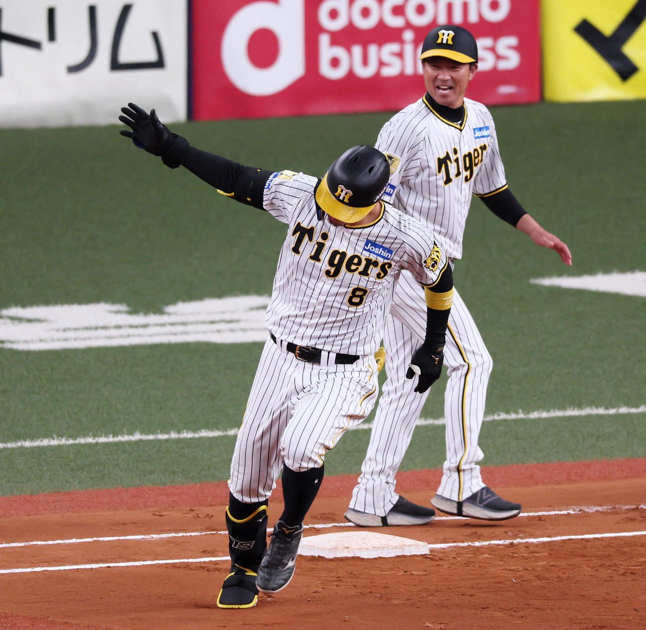 阪神対オリックス　6回裏阪神無死、佐藤輝は右越えソロ本塁打を放ちダイヤモンドを1周する（撮影・加藤哉）