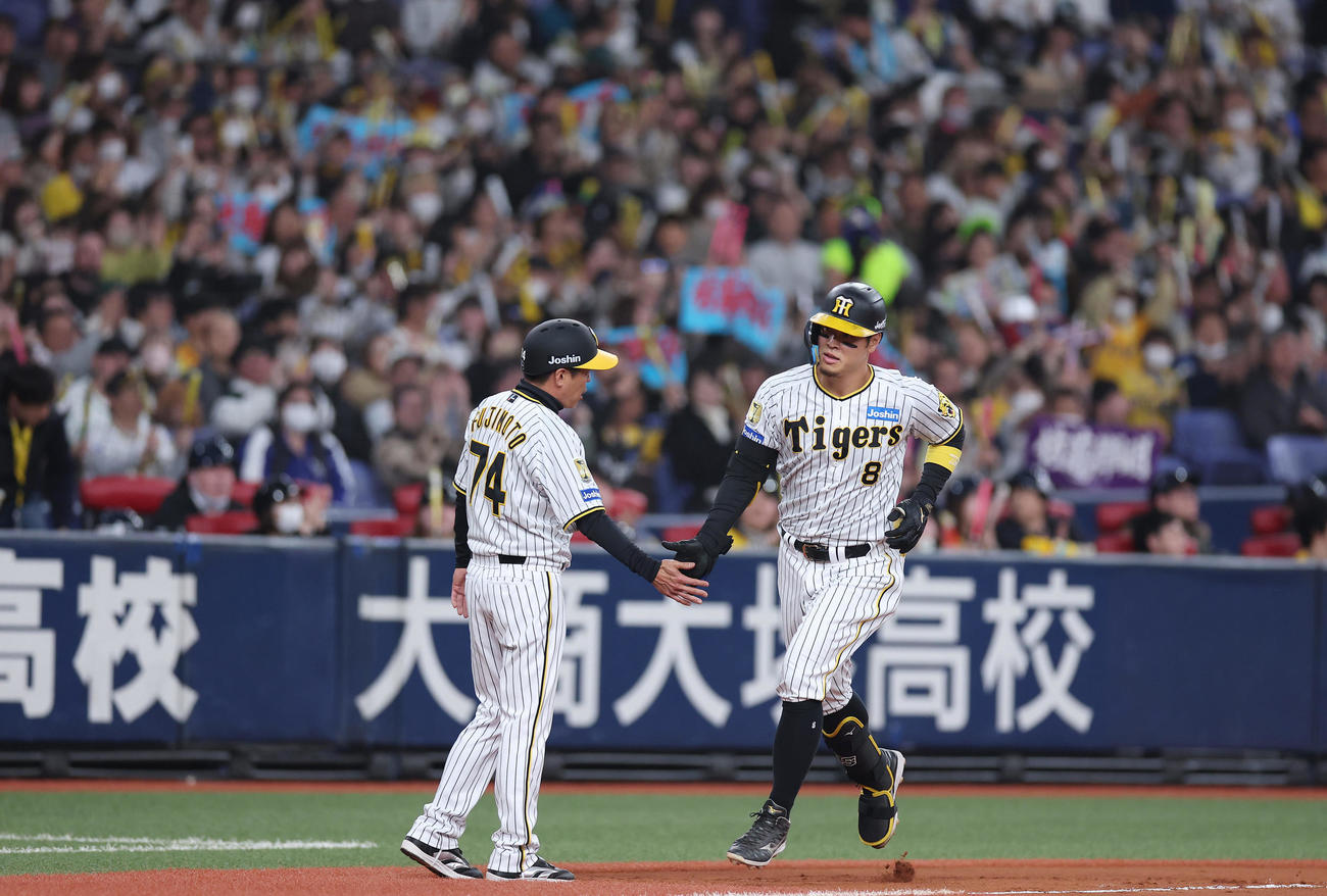 阪神対オリックス　6回裏阪神無死、右越え本塁打を放ち本塁へ向かう佐藤輝（右）（撮影・前田充）