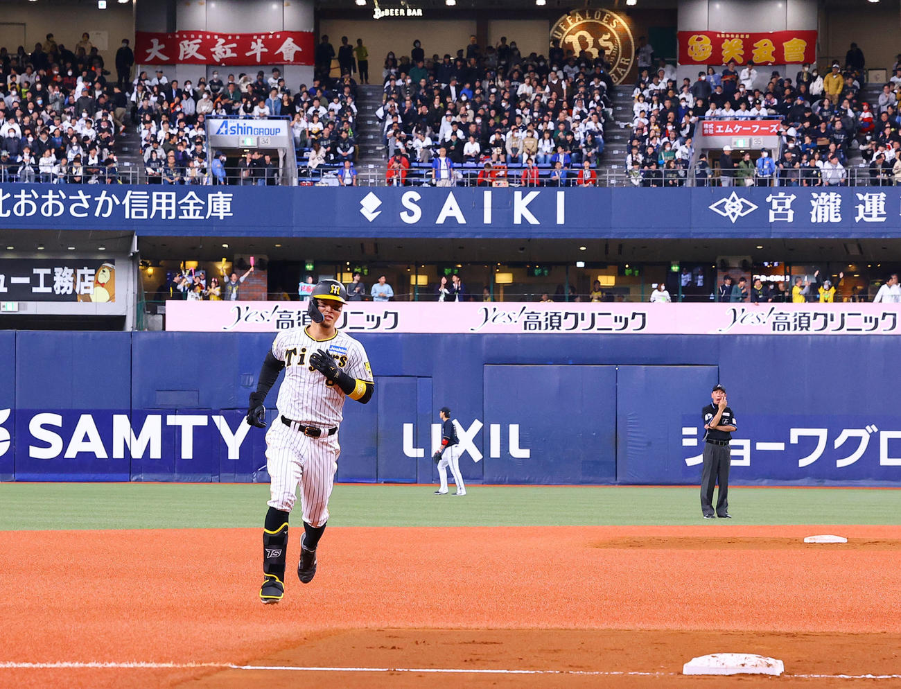 オリックス対阪神　6回裏阪神無死、右越えに本塁打を放ち、三塁へ向かう佐藤輝（撮影・藤尾明華）