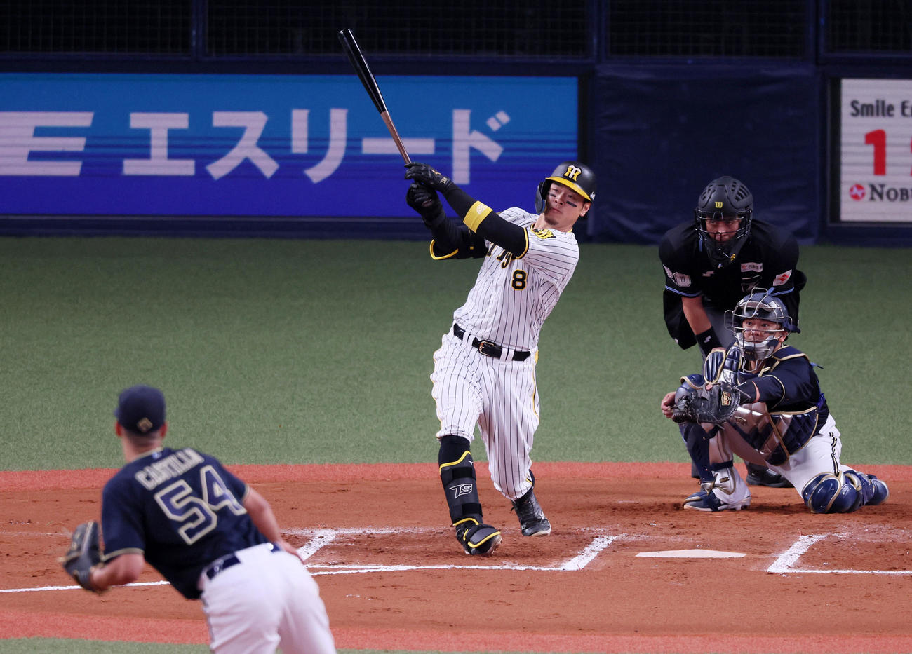 阪神対オリックス　6回裏阪神無死、佐藤輝は右越えソロ本塁打を放つ。投手はカスティーヨ（撮影・加藤哉）