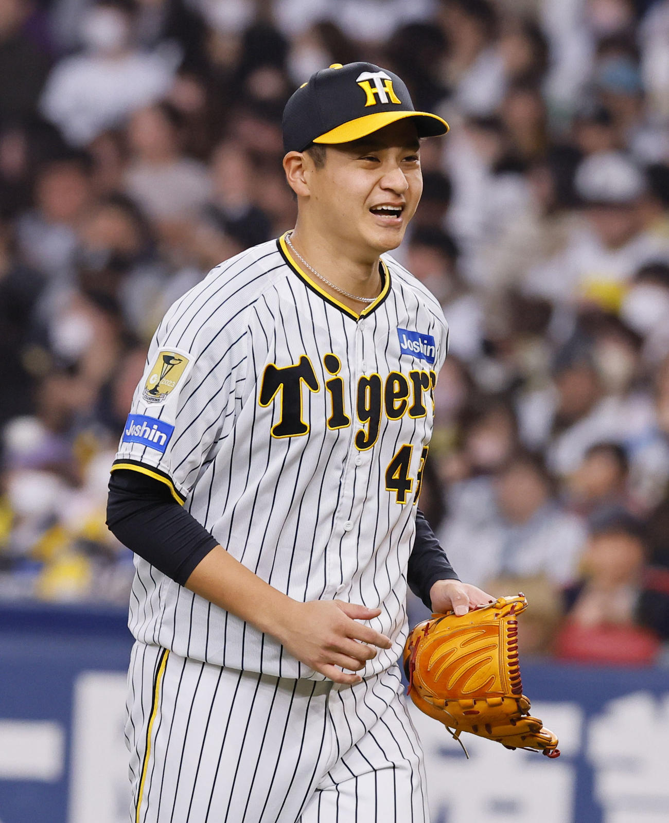 オリックス対阪神　4回裏阪神1死一、三塁、広岡を一ゴロ併殺に打ち取り、笑顔でベンチに戻る大竹（撮影・藤尾明華）