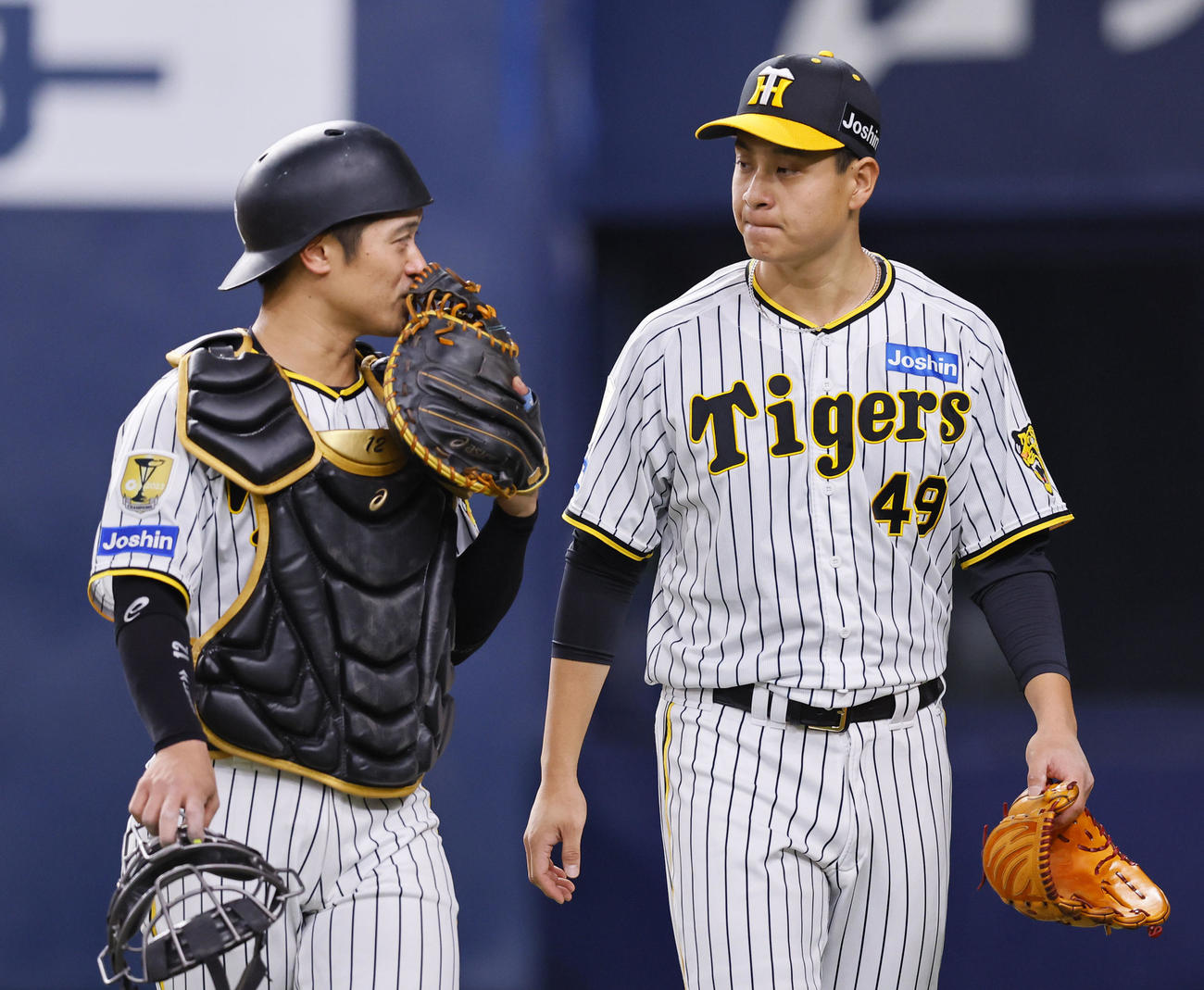 オリックス対阪神　3回を終え坂本（左）とベンチに戻る阪神大竹（撮影・藤尾明華）