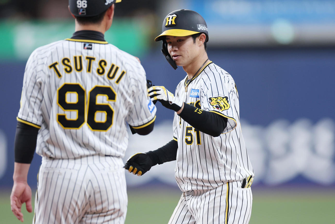 阪神対オリックス　5回裏阪神1死一、二塁、左前打を放った中野（右）（撮影・前田充）
