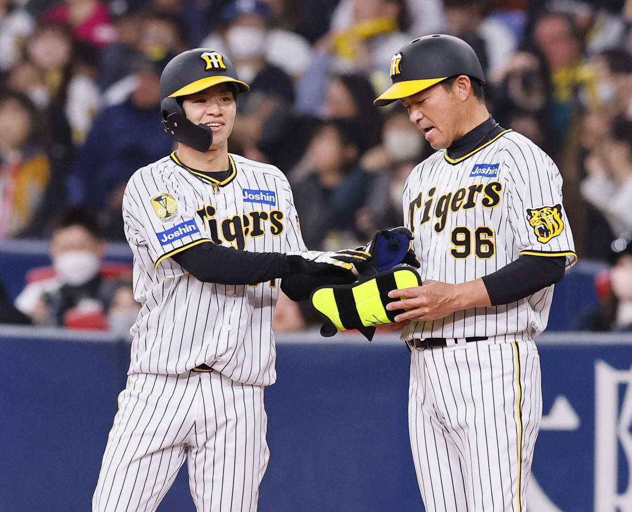 オリックス対阪神　1回裏阪神無死、中野は左前打を放ち笑顔を見せる（撮影・藤尾明華）