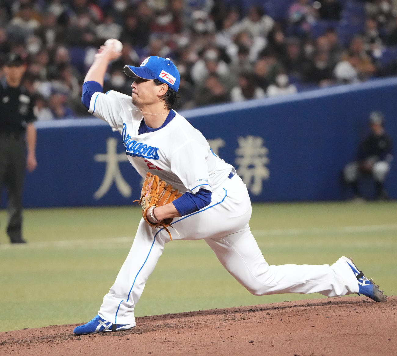 中日対ロッテ　4回表、力投する中日先発の涌井（撮影・森本幸一）