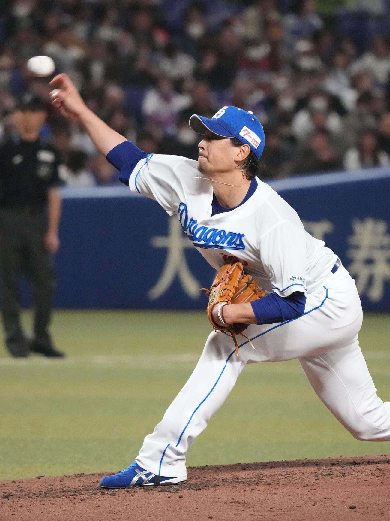 中日対ロッテ　4回表、力投する中日先発の涌井（撮影・森本幸一）
