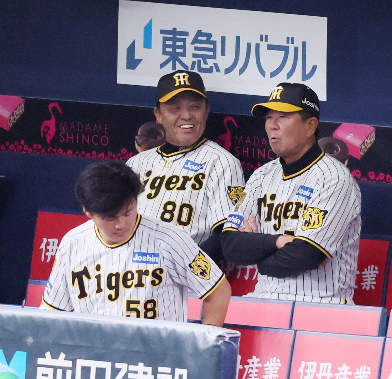 阪神対オリックス　6回裏、ベンチで平田ヘッドコーチ（右）と笑顔で話す岡田監督（撮影・加藤哉）