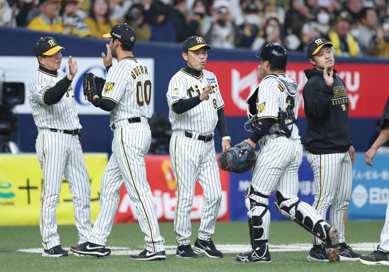 阪神対オリックス　オリックスに勝利しタッチでナインを出迎える阪神岡田監督（中央）（撮影・前田充）