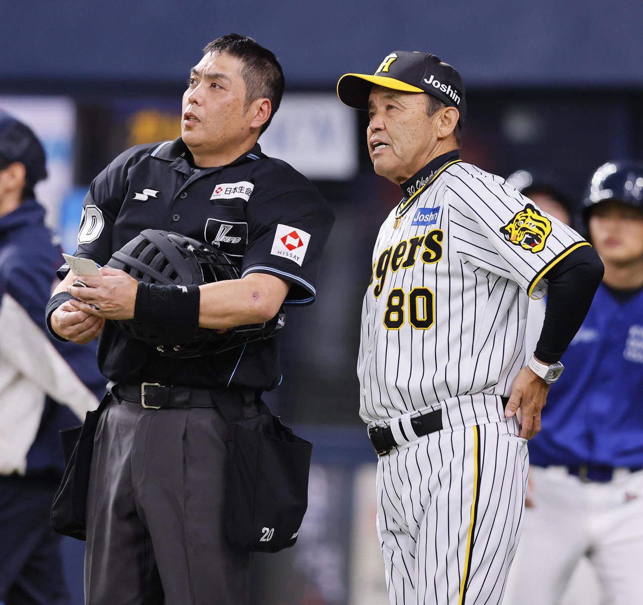 オリックス対阪神　6回、白井球審（左）に選手の交代を告げる阪神岡田監督（撮影・藤尾明華）