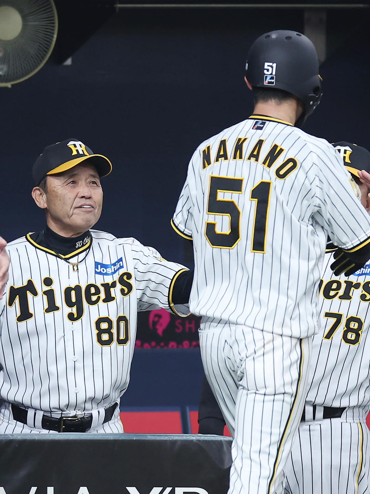 阪神対オリックス　1回裏阪神1死一塁、前川の適時二塁打で生還した中野拓夢（右）を笑顔で迎える岡田監督（撮影・前田充）