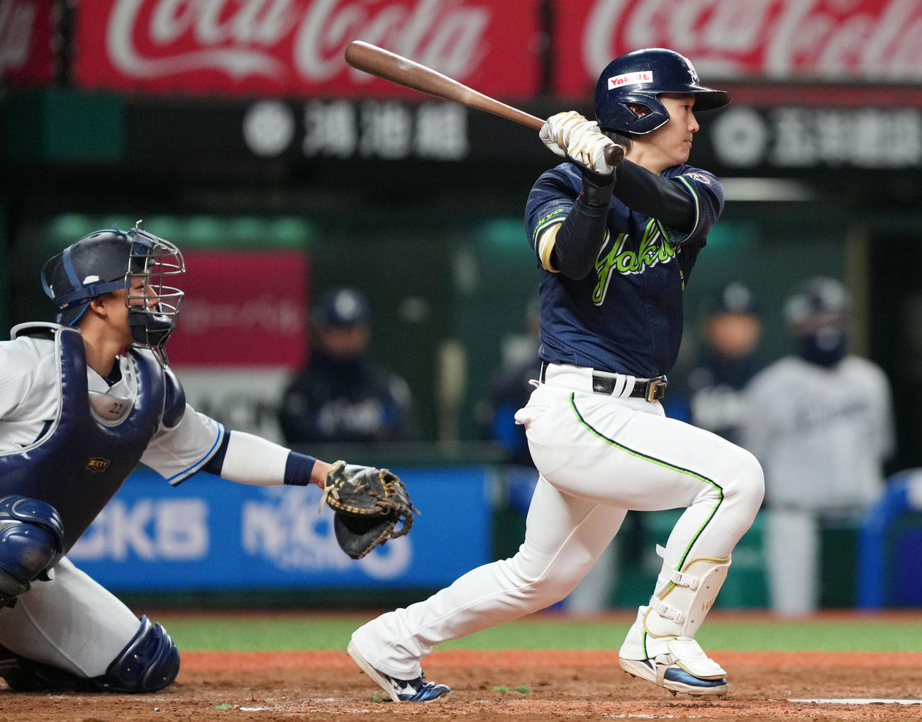 西武対ヤクルト　5回表ヤクルト1死満塁、中前適時打を放つ長岡（撮影・横山健太）