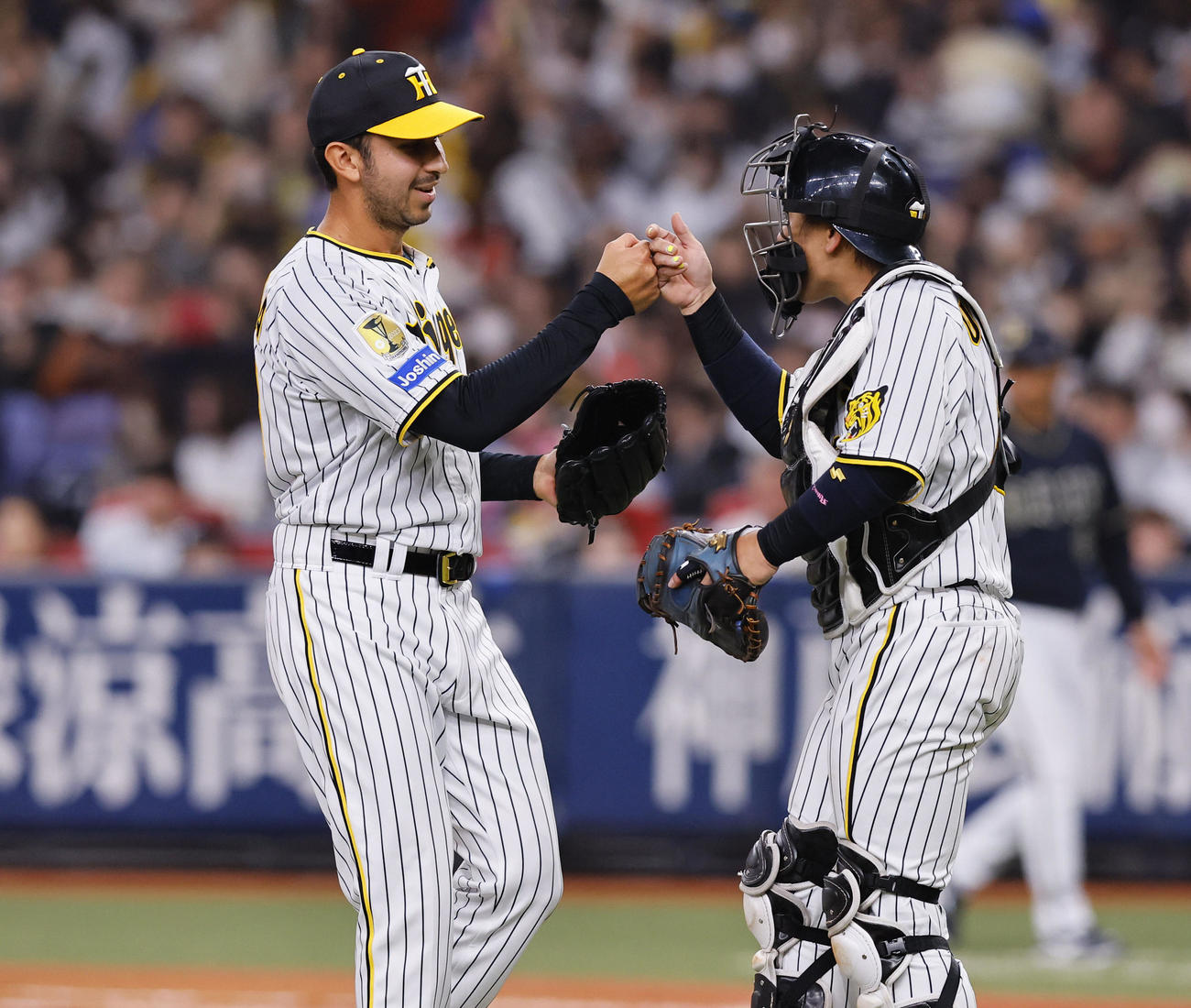 オリックス対阪神　9回を締め、梅野（右）とタッチを交わす阪神ゲラ（撮影・藤尾明華）