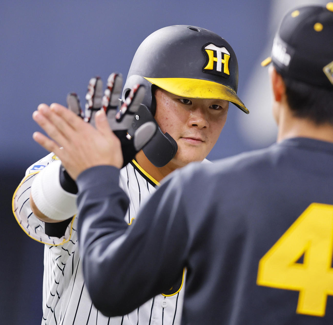 オリックス対阪神　4回裏阪神1死三塁、糸原の犠飛で生還しナインに迎えられる前川（撮影・藤尾明華）