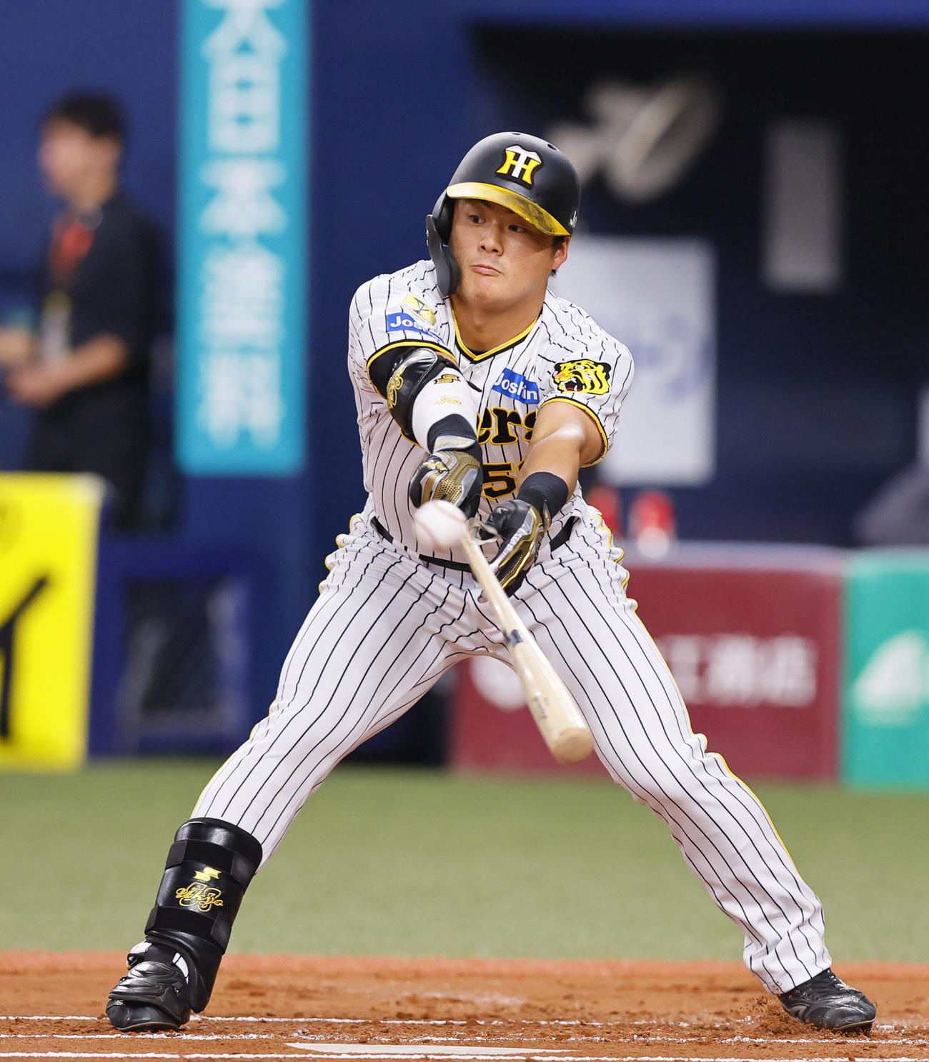 オリックス対阪神　1回裏阪神1死一塁、前川は中越えに先制の適時二塁打を放つ（撮影・藤尾明華）