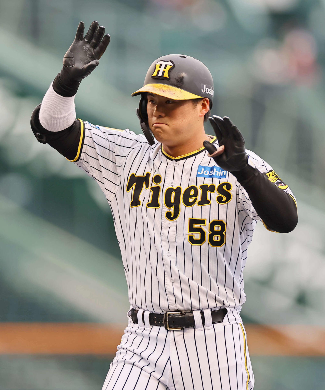 6日、楽天戦の2回、前川は右前打を放ち称賛に応える