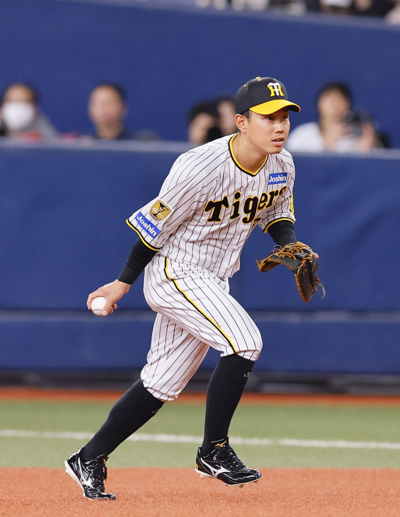 オリックス対阪神　1回表オリックス2死、西川の一ゴロでトスする糸原（撮影・藤尾明華）