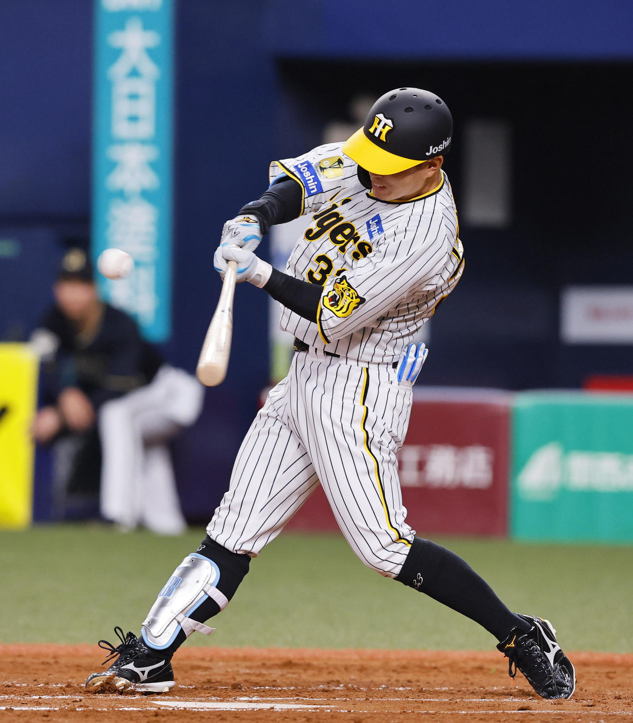 オリックス対阪神　4回裏阪神1死三塁、糸原は中犠飛を放つ（撮影・藤尾明華）