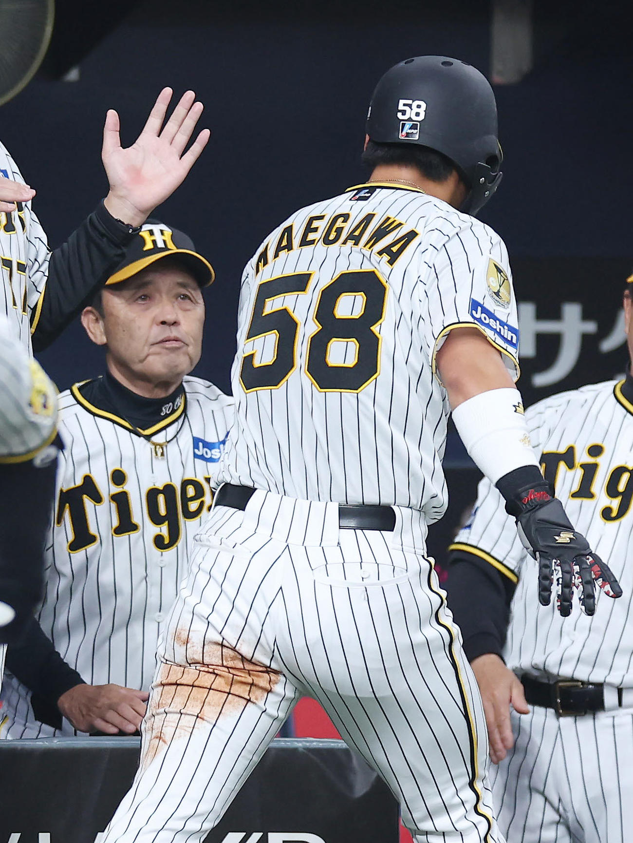 阪神対オリックス　4回裏阪神1死三塁、糸原の犠飛で生還した前川（右）を迎える岡田監督（撮影・前田充）