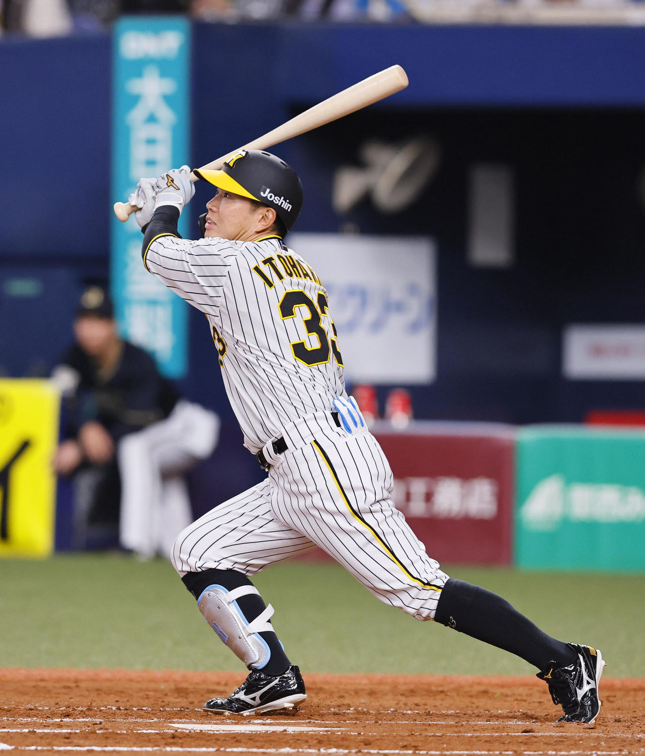 オリックス対阪神　4回裏阪神1死三塁、糸原は中犠飛を放つ（撮影・藤尾明華）