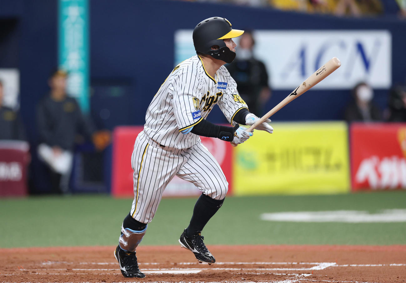 阪神対オリックス　4回裏阪神1死三塁、中犠飛を放つ糸原（撮影・前田充）