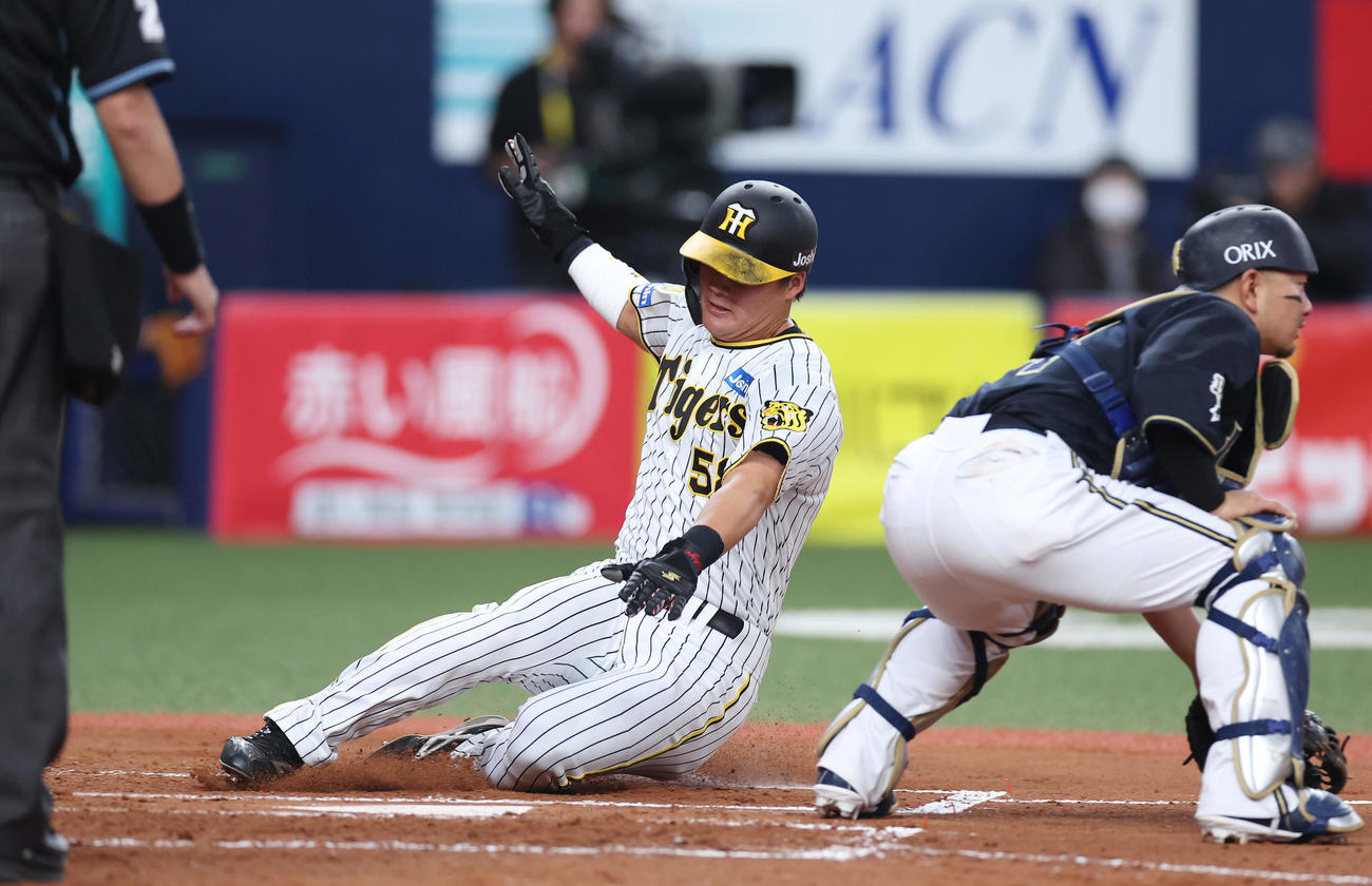 阪神対オリックス　4回裏阪神1死三塁、糸原の犠飛で生還する前川。捕手森（撮影・前田充）