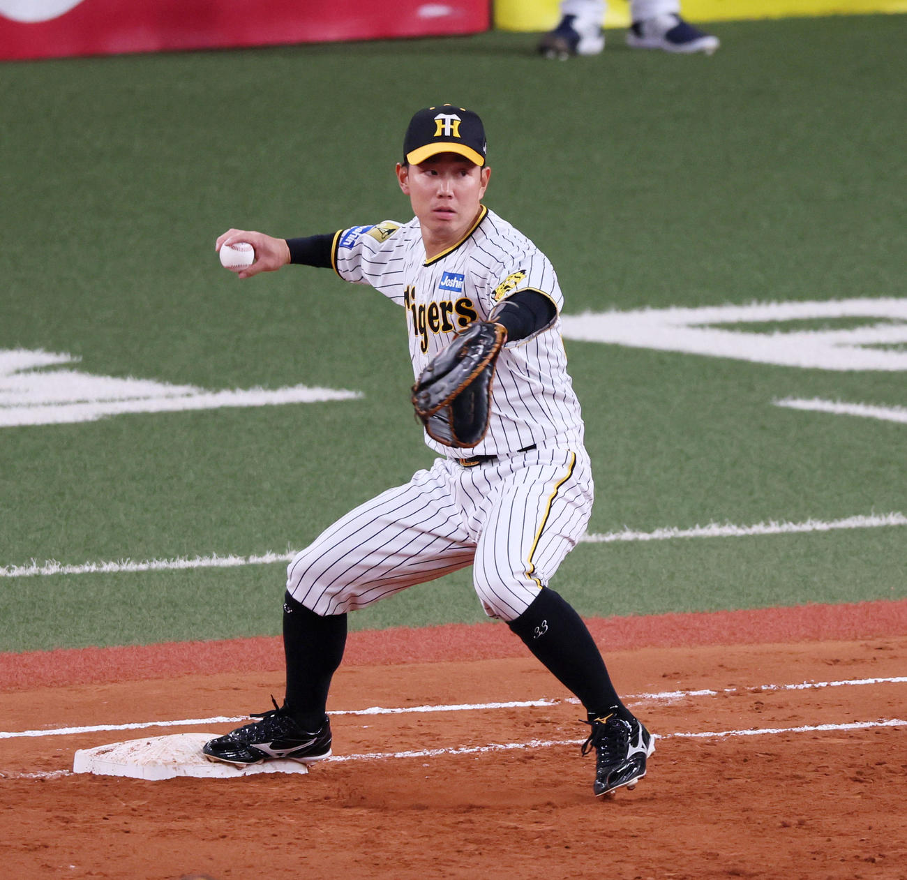 阪神対オリックス　5回表オリックス1死一、三塁、糸原は広岡の打球を捕球しベースを踏んで二塁転送（撮影・加藤哉）