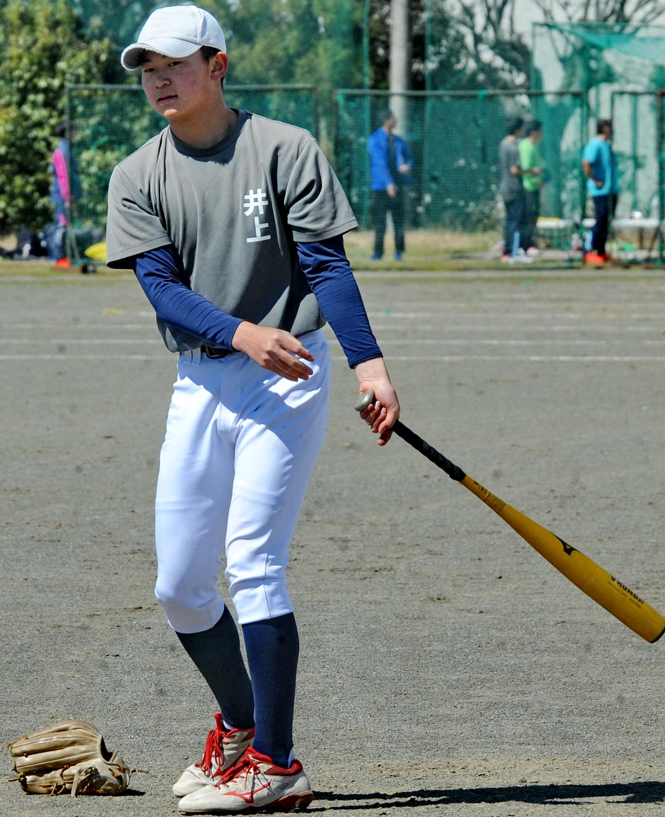 トスバッティングを行う裾野シニア・井上