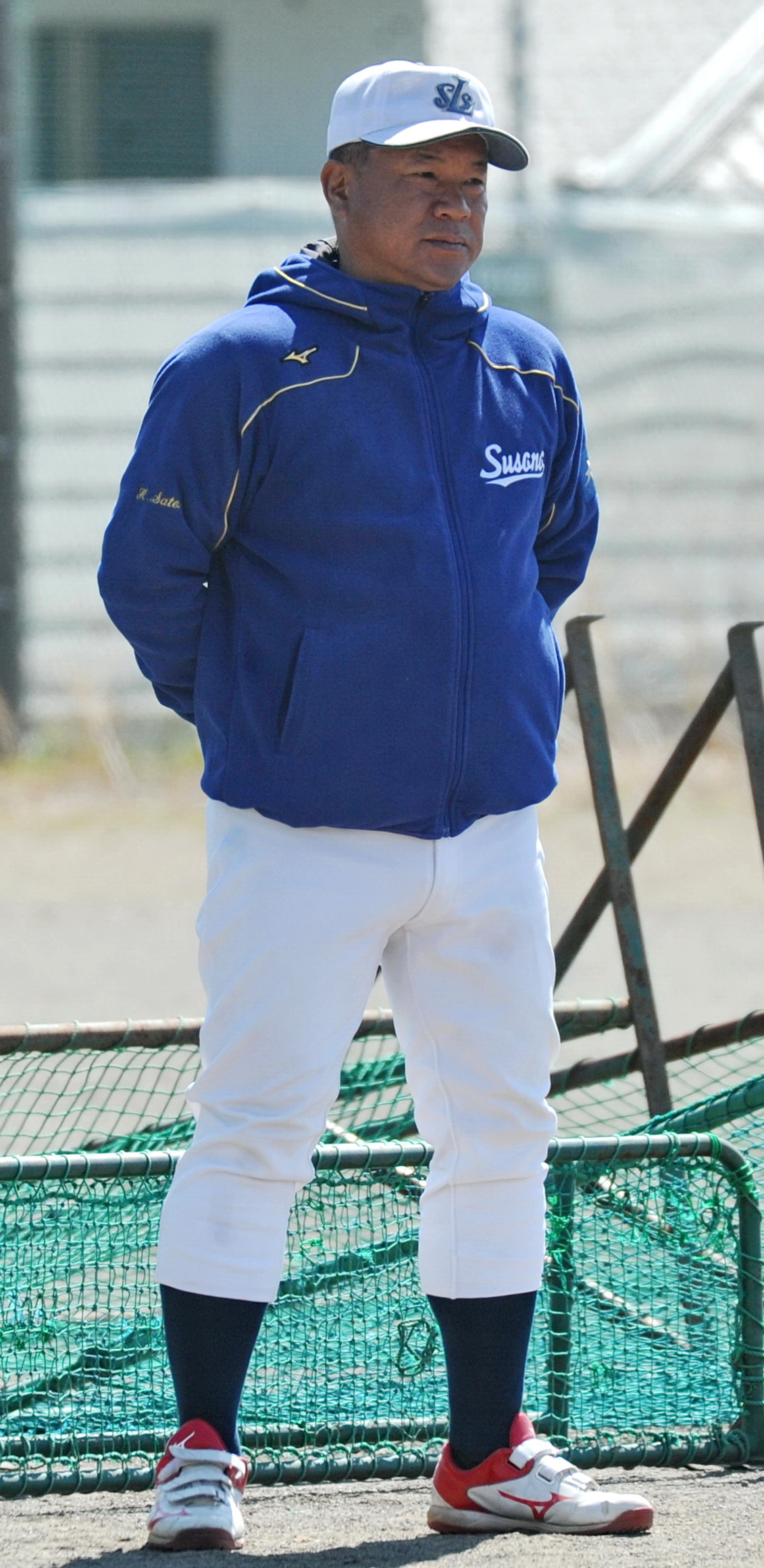 練習を見守る裾野シニア・佐藤監督　